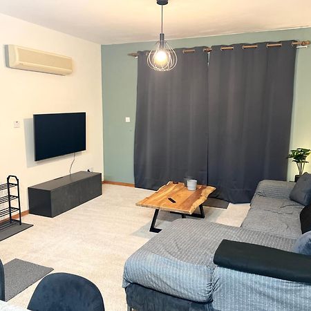 212 Apartment, A 2-Bedroom Escape Paphos Bagian luar foto