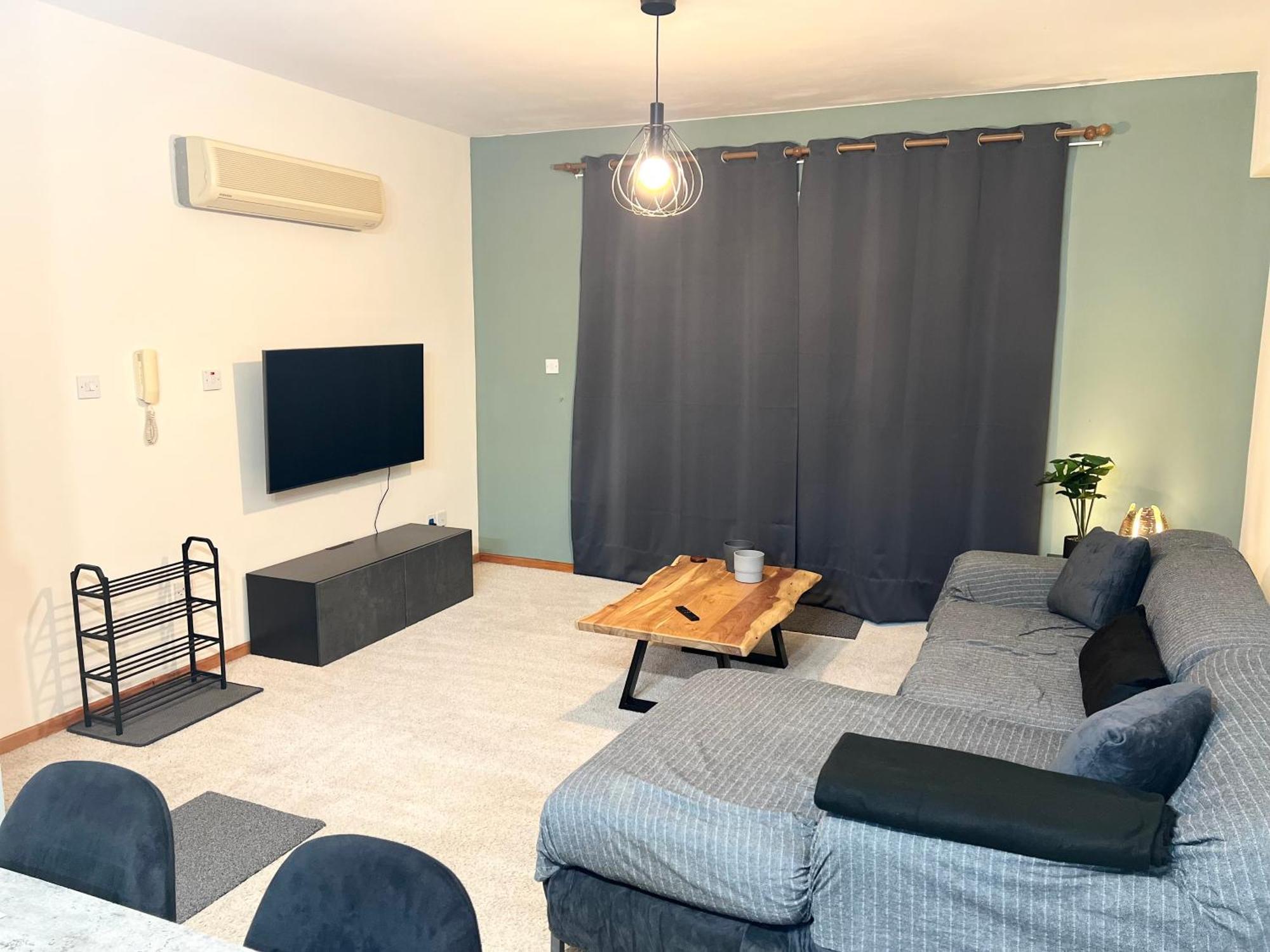212 Apartment, A 2-Bedroom Escape Paphos Bagian luar foto