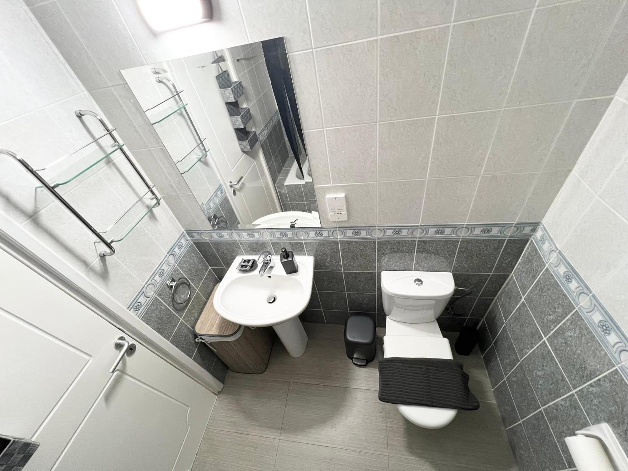 212 Apartment, A 2-Bedroom Escape Paphos Bagian luar foto